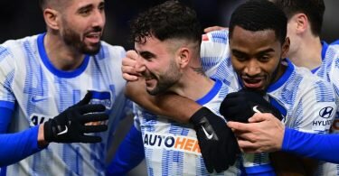 Herthas Marco Richter (M) lässt sich von seinen Mitspielern feiern. Gegen den BVB trifft der Angreifer doppelt. Foto: Soeren Stache/dpa-Zentralbild/dpa