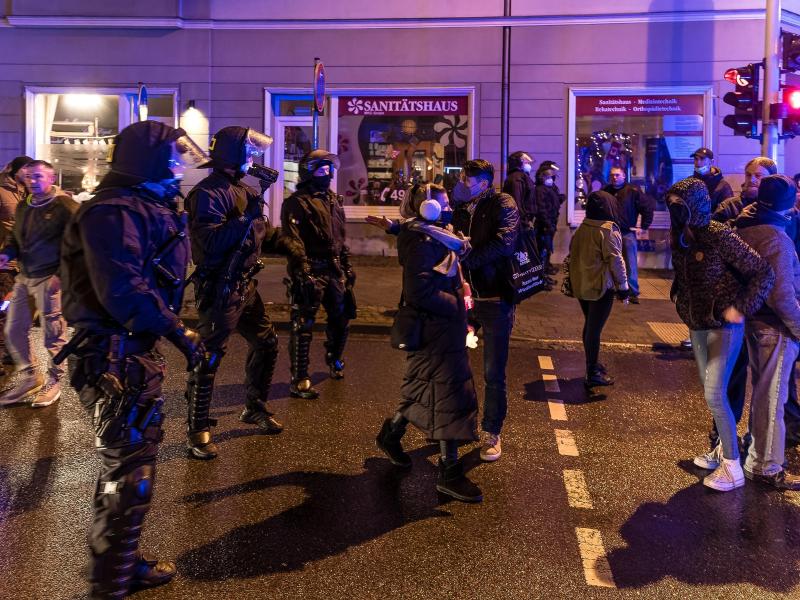 In Cottbus löste die Polizei am Abend eine Demonstration auf. Foto: Frank Hammerschmidt/dpa-Zentralbild/dpa