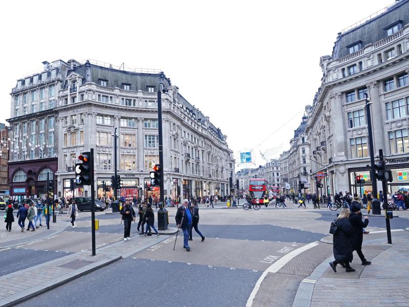 Menschen gehen über eine Kreuzung in London. Großbritannien wird ab Montag als Virusvariantengebiet eingestuft. Foto: Ian West/PA Wire/dpa