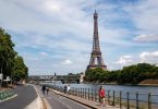 Menschen spazieren an der Seine neben dem Eiffelturm. Die Bundesregierung stuft Frankreich seit Mitternacht als Hochrisikogebiet ein. Foto: Thomas Samson/AFP/dpa