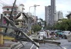 Umgestürzte Strommasten in Cebu. Foto: Jay Labra/AP/dpa