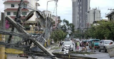 Umgestürzte Strommasten in Cebu. Foto: Jay Labra/AP/dpa