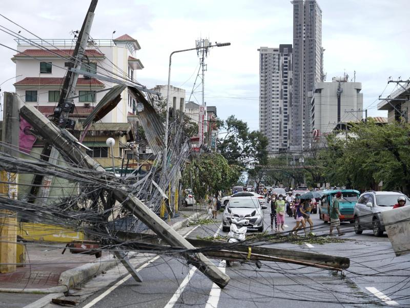 Umgestürzte Strommasten in Cebu. Foto: Jay Labra/AP/dpa