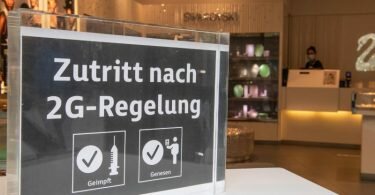 Ein Schild weist an einem Ladengeschäft in der Innenstadt von Frankurt am Main auf die 2G-Regelung hin. Foto: Julia Cebella/dpa