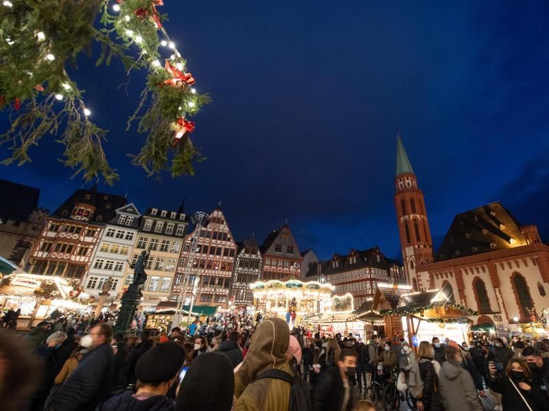 Dicht gedrängt stehen Besucher auf dem Weihnachtsmarkt auf dem Römerberg in Frankfurt am Main. Foto: Boris Roessler/dpa