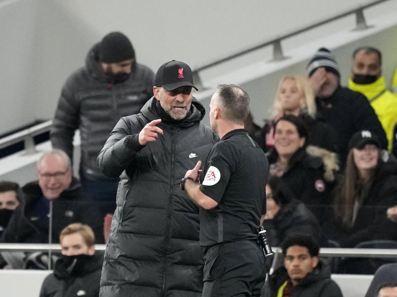 Liverpool-Trainer Jürgen Klopp (l) diskutiert mit dem Schiedsrichter Paul Tierney. Foto: Frank Augstein/AP/dpa