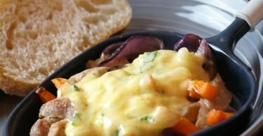 Vor allem bei Raclette werde rohes Fleisch auch mit bloßen Fingern angefasst. Das steigert die Gefahr auf Keimübertragung vom Fleisch auf die Hände. Foto: Doreen Hassek/dekoreenberlin.blogspot.com/dpa-tmn/Archivbild
