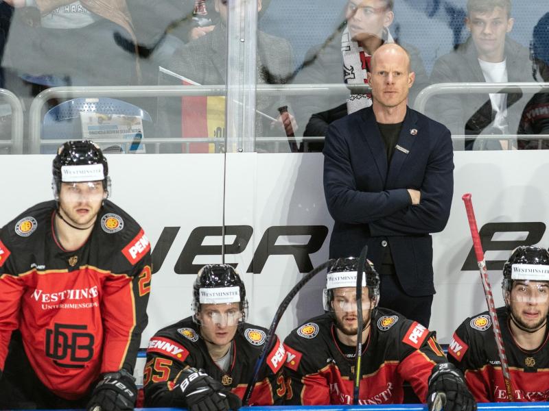 Bundestrainer Toni Söderholm (2.v.r.) bereitet sich auch auf ein Olympia-Turnier ohne NHL-Stars vor. Foto: Bernd Thissen/dpa