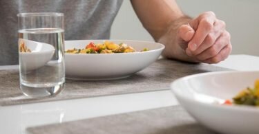 Ob eine Mahlzeit warm oder kalt serviert wird, macht für den Körper nur wenig Unterschied. Wichtiger ist, dass der Teller gesund bestückt ist. Foto: Christin Klose/dpa-tmn/Illustration
