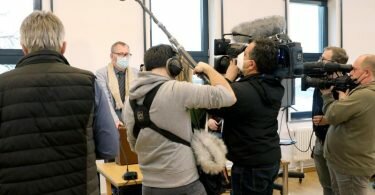 Vor Beginn des Prozesses gegen die Mutter nach dem gewaltsamen Tod der sechsjährigen Leonie aus Torgelow sprechen Journalisten mit dem Anwalt Falk-Ingo Flöter, der dem leiblichen Vater (Nebenkläger) zur Seite steht. Foto: Bernd Wüstneck/dpa-Zentralbild/dpa