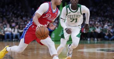 Basketball-Nationalspieler Dennis Schröder Dennis Schröder (r) verlor mit den Boston Celtics gegen die Philadelphia 76ers. Foto: Charles Krupa/AP/dpa
