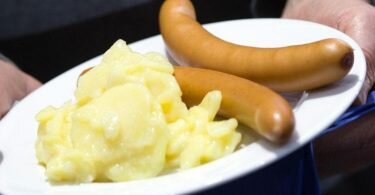 Würstchen mit Kartoffelsalat ist bei vielen an Heiligabend ein Muss. Foto: picture alliance / Soeren Stache/dpa