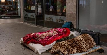 Die Bundesarbeitsgemeinschaft schätzt, dass es im vergangenen Jahr mehr Obdachlose durch die Corona-Pandemie gegeben hat. Foto: Peter Kneffel/dpa
