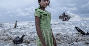 Ein Mädchen steht vor den Überresten von ihrem Teeladen, der durch das Meerwasser auf der Insel Namkhana völlig zerstört ist. Das Foto von Fotograf Supratim Bhattacharjee erhält den ersten Preis beim internationalen Wettbewerb Unicef-Foto des Jahres 2021 des UN-Kinderhilfswerks Unicef. Foto: Supratim Bhattacharjee, Indien/UNICEF/dpa