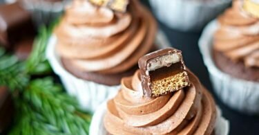 Das Frosting für die Dominostein-Cupcakes muss einen Tag vor dem Servieren vorbereitet werden, damit es über Nacht durchkühlen kann. Foto: Mareike Pucka/biskuitwerkstatt.de/dpa-tmn