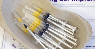 Die Ständige Impfkommission (Stiko) empfiehlt Auffrischimpfungen wegen der Omikron-Variante des Coronavirus bereits nach mindestens drei statt nach sechs Monaten. Foto: Wolfgang Kumm/dpa