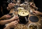 Statt der klassischen Käsemischung aus Gruyère und Vacherin, wie es in der Schweiz Tradition ist, kommt in der Berliner Fondue-Hütte Emmentaler ins Käsefondue. Foto: Offenblende/dpa-tmn