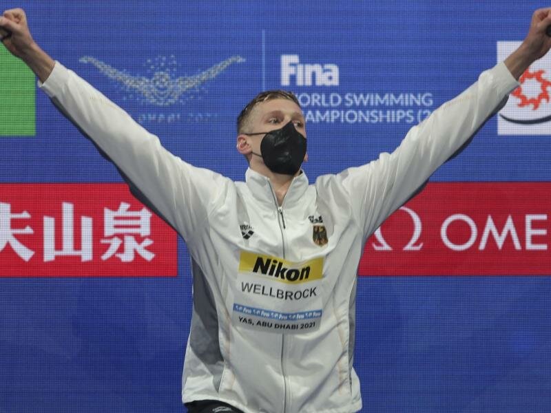 Der 24-Jährige jubelt auf dem Podium über seinen Sieg. Foto: Kamran Jebreili/AP/dpa