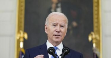 Joe Biden spricht im State Dining Room des Weißen Hauses über die Bekämpfung des Coronavirus und Corona-Impfungen. Foto: Patrick Semansky/AP/dpa