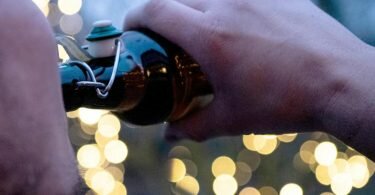 Fast jeder fünfte Mann geht davon aus, dass er an den Feiertagen mehr Alkohol trinken wird als sonst. Das ergab eine Insa-Umfrage. Foto: Caroline Seidel/dpa