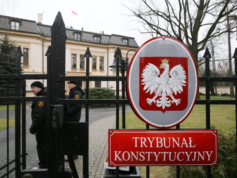 Sicherheitspersonal am Tor des polnischen Verfassungsgerichts in Warschau. Foto: Pawel Supernak/PAP/dpa