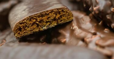 Wieder wollen in diesem Jahr viele Menschen Lebensmittel zu Weihnachten verschenken. Süßes ist dabei oft die erste Wahl. Foto: Andrea Warnecke/dpa-tmn