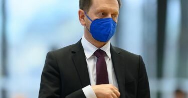 Sachsens Ministerpräsident Michael Kretschmer (CDU)gehen die jüngst gefassten Corona-Beschlüsse angesichts der Omikron-Variante nicht weit genug. Foto: Robert Michael/dpa-Zentralbild/dpa