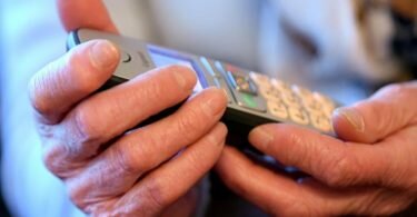 Die Sorgen und Auswirkungen in der Pandemie sind Themen der Anrufer bei der Telefonseelsorge. Foto: Britta Pedersen/dpa-Zentralbild/dpa