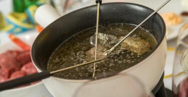 Das Fett aus dem Fonduetopf sollte nach dem Festessen in ein verschraubbares Glas gefüllt und fest verschlossen im Hausmüll entsorgt werden. Foto: Christin Klose/dpa-tmn