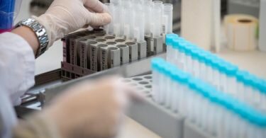 Das RKI gibt die Zahl der sicher nachgewiesenen und wahrscheinlichen Omikron-Fälle mit 3198 an. Foto: Sebastian Gollnow/dpa