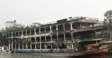 Die Fähre ist ganz ausgebrannt. Foto: Uncredited/AP/dpa