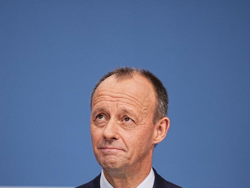 Im Interview äußert sich Merz auch zur aktuellen Corona-Lage: Er rate dazu, die Bevölkerung «nicht in Angst und Schrecken» zu versetzen. Foto: Michael Kappeler/dpa