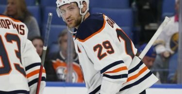 Fehlt Deutschlands Eishockey-Team bei Olympia in Peking: NHL-Star Leon Draisaitl. Foto: Jeffrey T. Barnes/AP/dpa