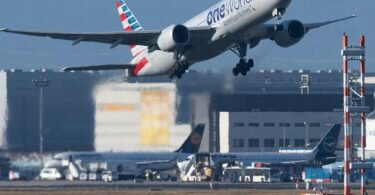 «Wir schauen jetzt von Tag zu Tag»: Amerikanische Airlines - aber auch die Lufthansa - sind derzeit mit einem hohen Krankenstand konfrontiert. (Archivbild). Foto: Boris Roessler/dpa