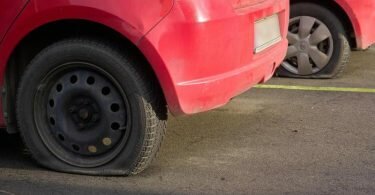 Platte Reifen: Bei nahezu allen Autos hat der Mann alle vier Reifen beschädigt. Foto: Thomas Frey/dpa