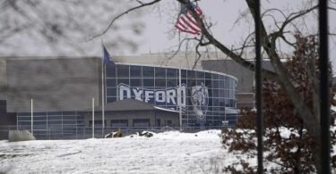 Das Bild zeigt die Oxford High School in Oxford, Michigan, wo ein Schüler das Feuer eröffnete. Foto: Paul Sancya/AP/dpa