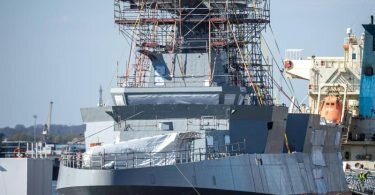 Ein Marineschiff vom Typ Meko 200 für Ägypten: Kairo ist mit großem Abstand die Nummer eins unter den Empfängern der Rüstungsexporte. Foto: Sina Schuldt/dpa