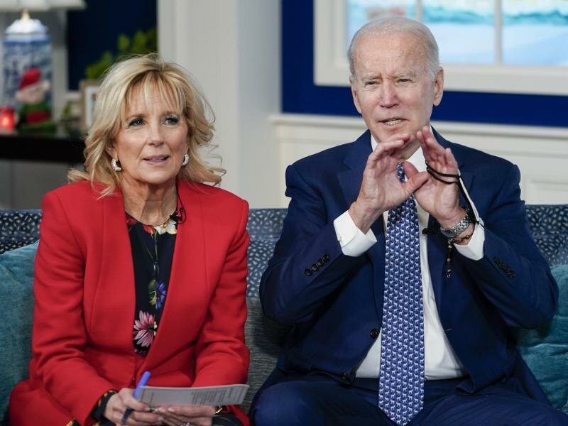 US-Präsident Joe Biden und First Lady Jill Biden sprechen per Telefonkonferenz mit dem NORAD Tracks Santa Operations Center. Foto: Carolyn Kaster/AP/dpa