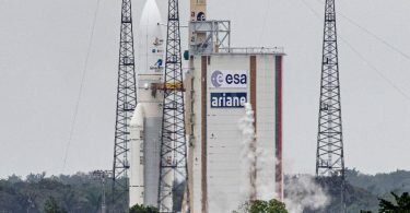 Die Ariane-5-Rakete von Arianespace mit dem James Webb Weltraumteleskop der Nasa an Bord. Foto: Jody Amiet/AFP/dpa