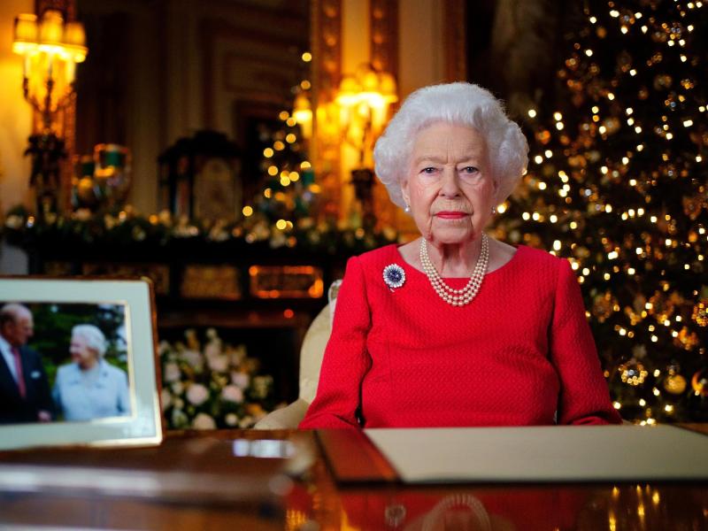 Die britische Königin Elizabeth II. während der Aufzeichnung ihrer jährlichen Weihnachtssendung im White Drawing Room von Schloss Windsor. Foto: Victoria Jones/PA Wire/dpa