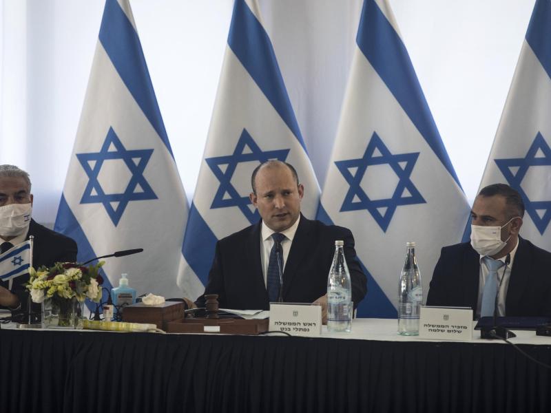 Israels Premierminister Naftali Bennett (M) kündigt eine verstärkte Besiedlung der Golanhöhen an. Foto: Nir Elias/Pool Reuters/AP/dpa