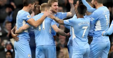 Kevin De Bruyne (4.v.l) brachte Manchester City gegen Leicester in der 5. Minute in Führung. Foto: Darren Staples/CSM via ZUMA Wire/dpa