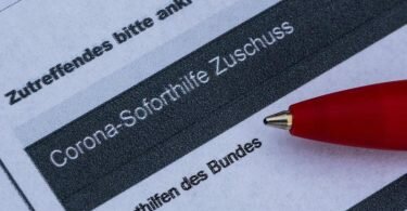 Unternehmen fordern eine Ausweitung der staatlichen Corona-Hilfen. Foto: Robert Michael/dpa-Zentralbild/dpa/Archivbild