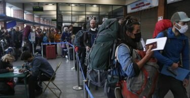 Gestrandete Touristen aus verschiedenen Ländern melden sich für Corona-Rettungsflüge in ihr Heimatländer an. Foto: Niranjan Shrestha/AP/dpa