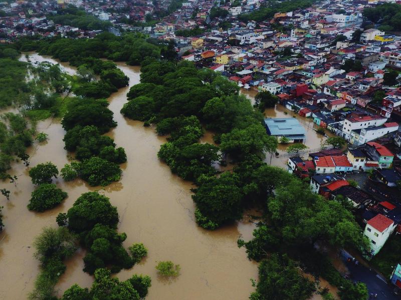 Nach den Dammbrüchen riefen die Behörden in Bahia die Menschen über die sozialen Medien dazu auf, sich in Sicherheit zu bringen. Foto: Manuella Luana/AP/dpa