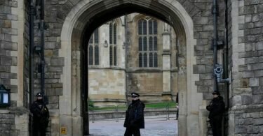 Polizisten bewachen das Tor von Schloss Windsor am ersten Weihnachtstag. Foto: Alastair Grant/AP/dpa