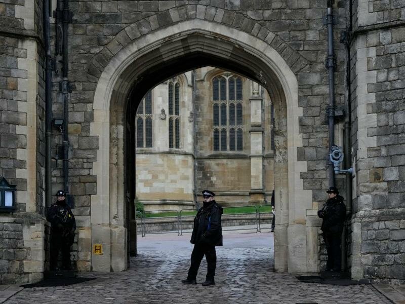Polizisten bewachen das Tor von Schloss Windsor am ersten Weihnachtstag. Foto: Alastair Grant/AP/dpa