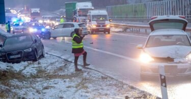 Glatteisunfall auf der B93 in Fahrtrichtung Autobahn - vier Fahrzeuge waren beteiligt. Foto: Bernd März/B&S/dpa