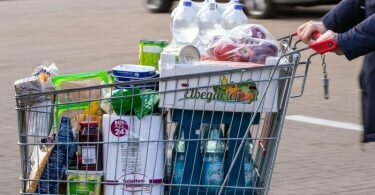 «Es darf keine Ramschpreise für Lebensmittel mehr geben.». Foto: Jens Büttner/dpa/Symbolbild