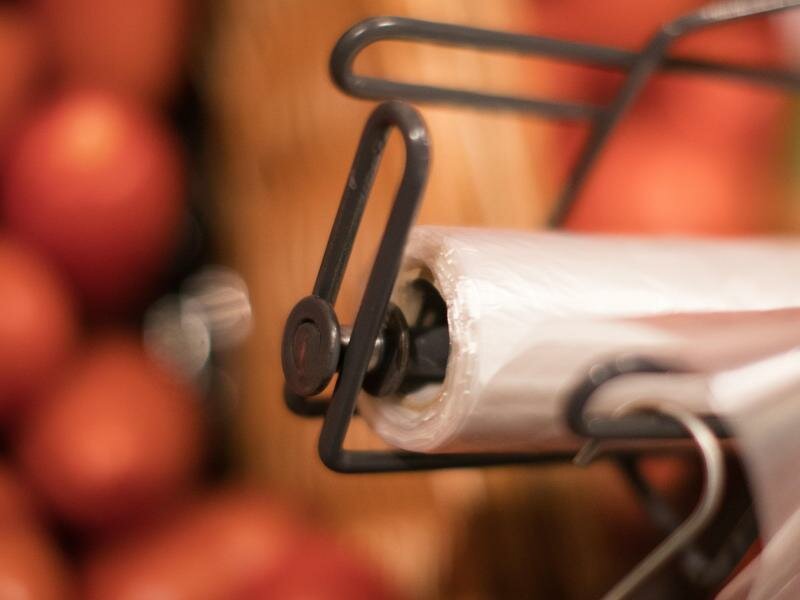 Die dünnen Plastiktüten für Obst und Gemüse bleiben weiterhin erlaubt. Umweltschützer raten jedoch zu wiederverwendbaren Mehrwegnetzen. Foto: Marcel Kusch/dpa